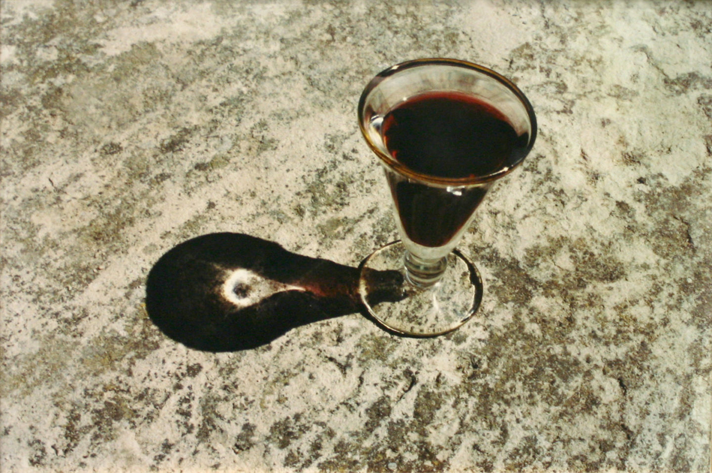 Bill Culbert, Sun, glass / wine, 1992, Photographie, 54 x 78,5 cm © Bill Culbert