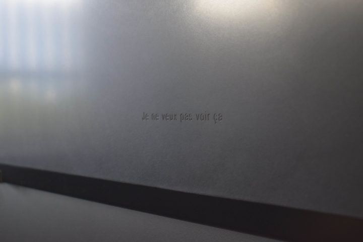 Je ne veux pas voir ça, Joséphine KAEPPELIN, Gravure mécanique et ponçage manuel sur Corian® noir "Deep nocturne", 2014, collection FRAC Alsace 