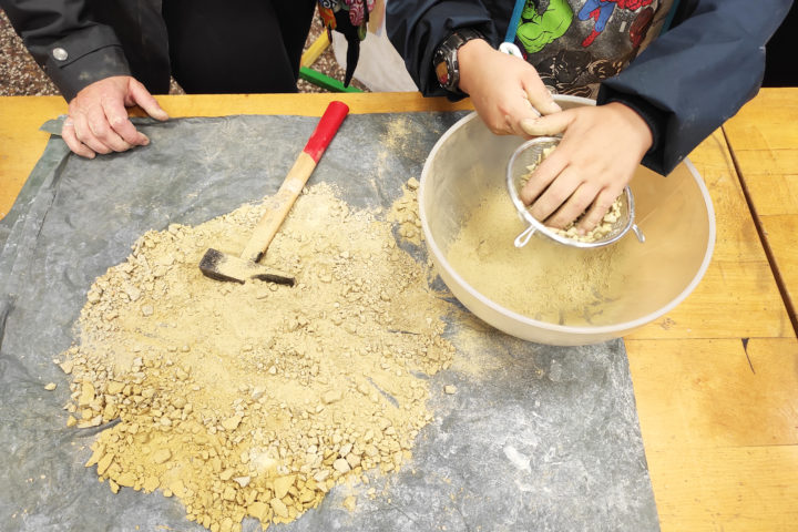 Zoé Joliclercq - atelier de création au Musée de minéralogie de Strasbourg (Fête de la science 2021) © Zoé Joliclercq 