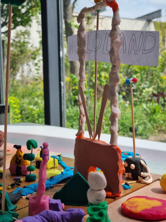 Atelier enfant du 24.04.2025 - "Construire des mondes"
Photo : © Emma Mathieu Atelier enfant du 24.04.2025 - "Construire des mondes"
Photo : © Emma Mathieu Atelier enfant du 24.04.2025 - "Construire des mondes"
Photo : © Emma Mathieu Atelier enfant du 24.04.2025 - "Construire des mondes"
Photo : © Emma Mathieu