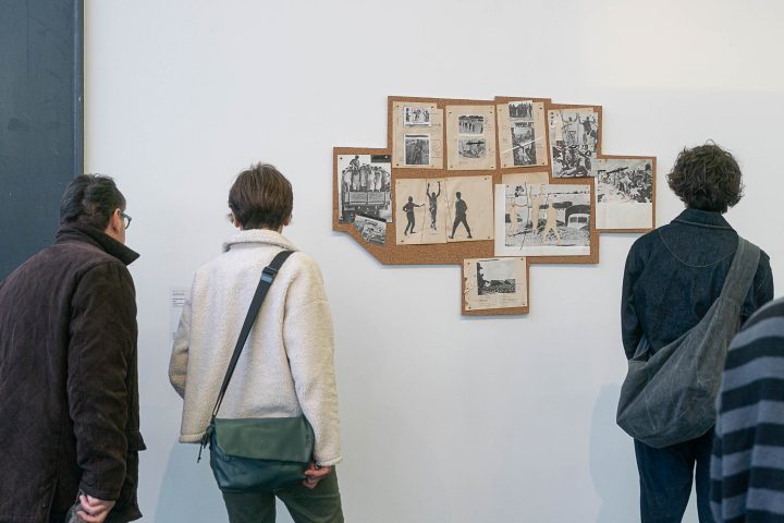 Vernissage de l'exposition "Parfois revenir en arrière et avancer se confondent", 13 mars 2026, FRAC Alsace © Alex Flores, Photographe Œuvre : Bady Dalloul, "Scénario pour une reddition", 2018, Collection FRAC Champagne-Ardenne Vernissage de l'exposition "Parfois revenir en arrière et avancer se confondent", 13 mars 2026, FRAC Alsace © Alex Flores, Photographe Œuvre : Bady Dalloul, "Scénario pour une reddition", 2018, Collection FRAC Champagne-Ardenne