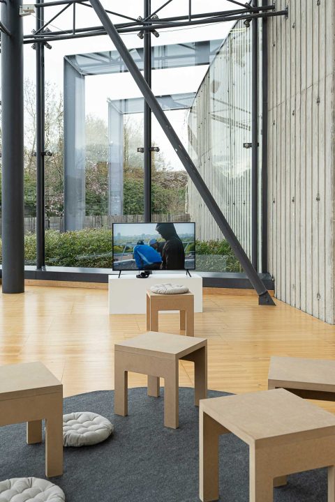 Exposition "Parfois revenir en arrière et avancer se confondent", 2026, FRAC Alsace © Alex Flores, Photographe Œuvre : Rayane Mcirdi, "Le Toit", 2018, Collection FRAC Alsace, ADAGP Paris, 2026 Exposition "Parfois revenir en arrière et avancer se confondent", 2026, FRAC Alsace © Alex Flores, Photographe Œuvre : Rayane Mcirdi, "Le Toit", 2018, Collection FRAC Alsace, ADAGP Paris, 2026