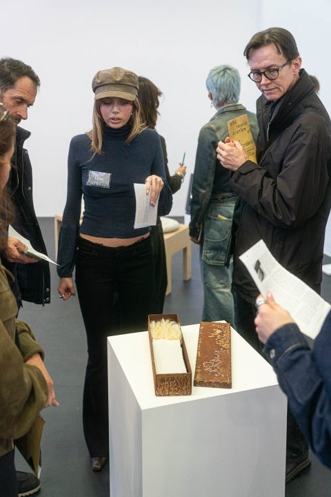 Vernissage de l'exposition "Parfois revenir en arrière et avancer se confondent", 13 mars 2026, FRAC Alsace © Alex Flores, Photographe Œuvre : Ouassila Arras,"Hayek", 2020, Collection FRAC Champagne-Ardenne Vernissage de l'exposition "Parfois revenir en arrière et avancer se confondent", 13 mars 2026, FRAC Alsace © Alex Flores, Photographe Œuvre : Ouassila Arras,"Hayek", 2020, Collection FRAC Champagne-Ardenne