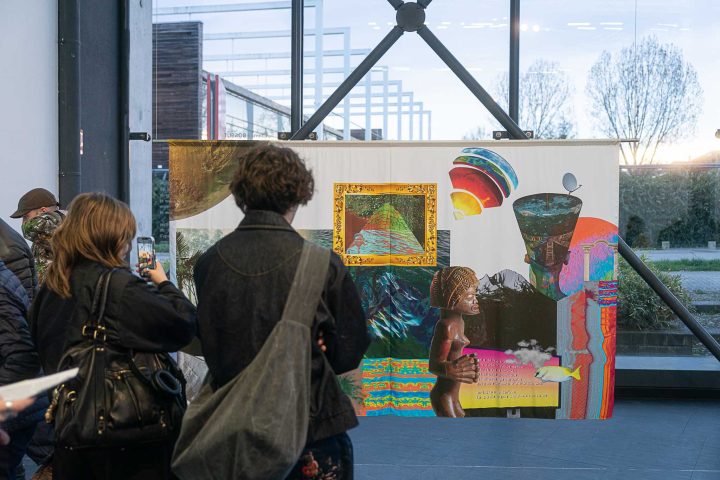 Vernissage de l'exposition "Parfois revenir en arrière et avancer se confondent", 13 mars 2026, FRAC Alsace © Alex Flores, Photographe Œuvre : Josèfa Ntjam, "Articles indéfinis", de la série "Sous la mangrove", 2019, Collection FRAC Alsace, ADAGP Paris, 2026 Vernissage de l'exposition "Parfois revenir en arrière et avancer se confondent", 13 mars 2026, FRAC Alsace © Alex Flores, Photographe Œuvre : Josèfa Ntjam, "Articles indéfinis", de la série "Sous la mangrove", 2019, Collection FRAC Alsace, ADAGP Paris, 2026