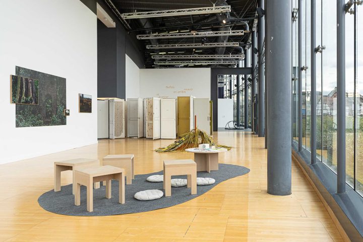 Exposition "Parfois revenir en arrière et avancer se confondent", 2026, FRAC Alsace © Alex Flores, Photographe Œuvres : (au fond) Willie Cole, "The elegba principle", 1997, Collection FRAC Lorraine | (à droite) Julien Creuzet, "Poème en entier, vais-je oser le dire hier on m’a traité de négro de service" et "Poème en entier, le son
de la houle sous la pluie", 2018, Collection FRAC Champagne-Ardenne Exposition "Parfois revenir en arrière et avancer se confondent", 2026, FRAC Alsace © Alex Flores, Photographe Œuvres : (au fond) Willie Cole, "The elegba principle", 1997, Collection FRAC Lorraine | (à droite) Julien Creuzet, "Poème en entier, vais-je oser le dire hier on m’a traité de négro de service" et "Poème en entier, le son
de la houle sous la pluie", 2018, Collection FRAC Champagne-Ardenne