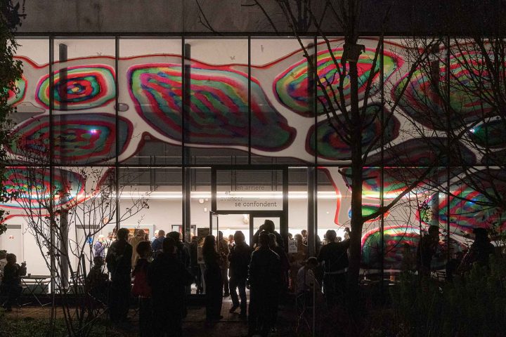 Vernissage de l'exposition "Parfois revenir en arrière et avancer se confondent", 13 mars 2026, FRAC Alsace © Alex Flores, Photographe Vernissage de l'exposition "Parfois revenir en arrière et avancer se confondent", 13 mars 2026, FRAC Alsace © Alex Flores, Photographe