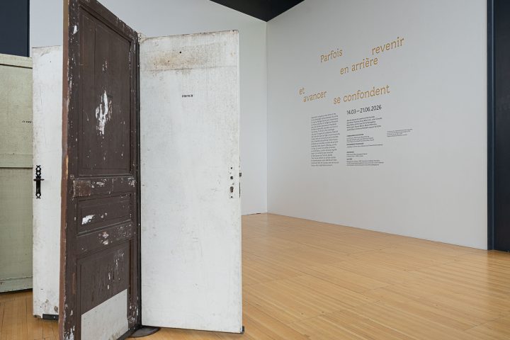 Exposition "Parfois revenir en arrière et avancer se confondent", 2026, FRAC Alsace © Alex Flores, Photographe Œuvre : Willie Cole, "The elegba principle", 1997, Collection FRAC Lorraine Exposition "Parfois revenir en arrière et avancer se confondent", 2026, FRAC Alsace © Alex Flores, Photographe Œuvre : Willie Cole, "The elegba principle", 1997, Collection FRAC Lorraine