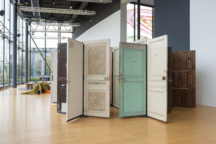 Exposition "Parfois revenir en arrière et avancer se confondent", 2026, FRAC Alsace © Alex Flores, Photographe Œuvre : Willie Cole, "The elegba principle", 1997, Collection FRAC Lorraine Exposition "Parfois revenir en arrière et avancer se confondent", 2026, FRAC Alsace © Alex Flores, Photographe Œuvre : Willie Cole, "The elegba principle", 1997, Collection FRAC Lorraine