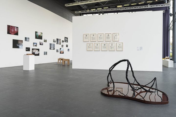 Exposition "Parfois revenir en arrière et avancer se confondent", 2026, FRAC Alsace © Alex Flores, Photographe Œuvres, de gauche à droite : Estefania Peñafiel Loaiza, "Un air d’accueil", 2013-2015, Collection FRAC Alsace, ADAGP Paris, 2026 | Glenn Ligon, "Runaways", 1993, Collection FRAC Champagne-Ardenne | Binta Diaw, "Naître au monde, c’est concevoir (vivre) enfin le monde comme relation", 2022, Collection FRAC
Champagne-Ardenne Exposition "Parfois revenir en arrière et avancer se confondent", 2026, FRAC Alsace © Alex Flores, Photographe Œuvres, de gauche à droite : Estefania Peñafiel Loaiza, "Un air d’accueil", 2013-2015, Collection FRAC Alsace, ADAGP Paris, 2026 | Glenn Ligon, "Runaways", 1993, Collection FRAC Champagne-Ardenne | Binta Diaw, "Naître au monde, c’est concevoir (vivre) enfin le monde comme relation", 2022, Collection FRAC
Champagne-Ardenne