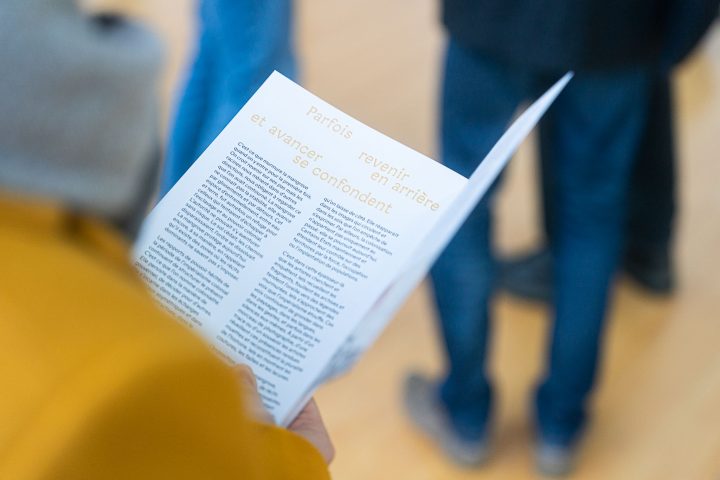 Vernissage de l'exposition "Parfois revenir en arrière et avancer se confondent", 13 mars 2026, FRAC Alsace © Alex Flores, Photographe Vernissage de l'exposition "Parfois revenir en arrière et avancer se confondent", 13 mars 2026, FRAC Alsace © Alex Flores, Photographe