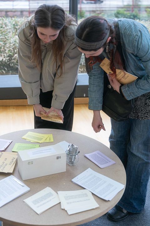 Vernissage de l'exposition "Parfois revenir en arrière et avancer se confondent", 13 mars 2026, FRAC Alsace © Alex Flores, Photographe Vernissage de l'exposition "Parfois revenir en arrière et avancer se confondent", 13 mars 2026, FRAC Alsace © Alex Flores, Photographe