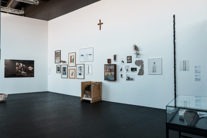 Vue de l'exposition "À la gloire de l'objet" - Estelle Hoffert au FRAC Alsace - Crédit photo : Sébastien Buzov