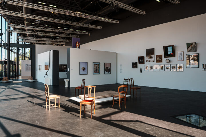 Vue de l'exposition "À la gloire de l'objet" - Estelle Hoffert au FRAC Alsace - Crédit photo : Sébastien Buzov