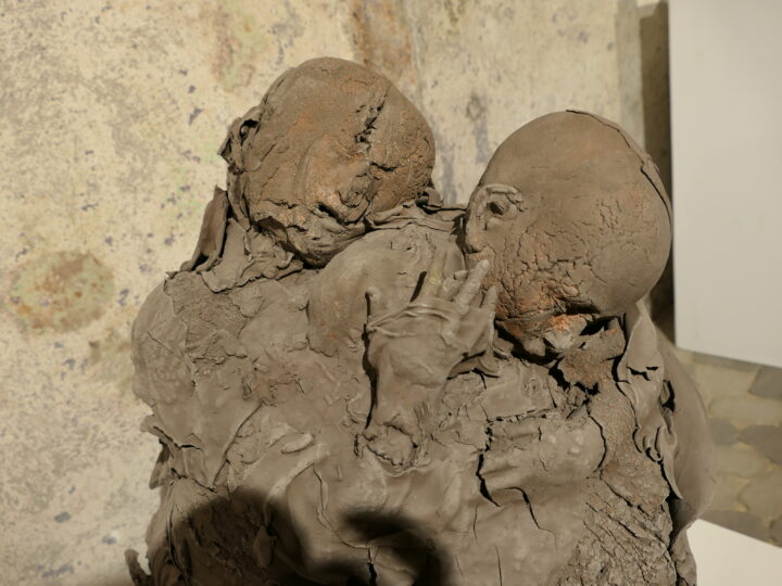 Georges Jeanclos, "Pieta", détail, 1982, Collection FRAC Alsace © ADAGP 2026, Paris, Vue de l’exposition "Émotions en résonance" à Uffholtz - Crédit photo : Abri-mémoire