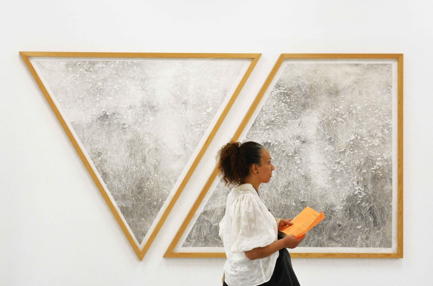Vue de l’exposition Murmurations, jusqu’au 20 septembre 2026, Galerie Octave Cowbell, Metz © Guillaume de la Follye de Joux - Œuvre : Henri Cueco, Sentiers dans l’herbe, 1983, Collection FRAC Alsace